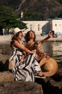 Conhecida por suas praias deslumbrantes, paisagens exuberantes e opções de entretenimento, a Barra oferece um leque de atividades emocionantes para todas as idades. Explore a natureza através de trilhas ecológicas, desfrute de momentos relaxantes à beira-mar ou mergulhe na vida noturna animada da região. Não é à toa que atualmente a região apresenta um ótimo desenvolvimento do seu setor imobiliário. Você pode se deliciar com a rica gastronomia local e experimentar sabores únicos, visitar grandes cidades próximas da região e realizar uma viagem completa por belezas únicas do local. Vamos conhecer mais algumas atividades possíveis na Barra da Tijuca RJ. Barra da Tijuca: é bom ser turista? Suas extensas praias de águas cristalinas são um verdadeiro paraíso para os amantes do sol e do mar, oferecendo oportunidades para surfar, realizar algum esporte e praticar muitas outras atividades com segurança e qualidade. Os amantes da natureza podem se encantar com suas trilhas e reservas ecológicas, que proporcionam vistas deslumbrantes e contato direto com a fauna e a flora local. Além disso, a gastronomia variada e os centros de compras garantem uma experiência completa, tornando a Barra da Tijuca um destino imperdível para todos os tipos de viajantes. Alguns passeios na Barra da Tijuca Conheça as trilhas do Parque Natural Municipal Bosque da Barra, onde a biodiversidade e paisagens surpreendentes aguardam. Para os amantes de esportes, a Lagoa de Marapendi oferece oportunidades para stand-up paddle e caiaque. Não deixe de conhecer o Shopping Metropolitano, um ponto de encontro para compras, gastronomia e diversão. Também é fundamental que pesquise um pouco mais sobre os locais que deseja conhecer. Dentro desse bairro há muitas oportunidades para aqueles que procuram experiências únicas. Com isso, você terá bastante atividades para o tempo que desejar passar na região. Mas, é claro, é fundamental saber escolher o bairro em que ficará. Caso esteja de viagem, é importante estar em um local que tenha fácil ligação com o restante da cidade. Muitas pessoas acabam se encantando com o local, por isso é comum a procura por Apartamento na planta na Barra da Tijuca. As praias da Barra da Tijuca As praias da Barra da Tijuca fazem completa diferença para o litoral carioca, encantando moradores e turistas. A famosa Praia da Barra, com suas águas azuis e areias douradas, é o cenário perfeito para relaxar, praticar esportes e contemplar o pôr do sol deslumbrante. Já a Praia da Reserva, mais tranquila e preservada, oferece momentos de paz em meio à natureza exuberante. Os surfistas encontram seu paraíso na Praia do Pepê, conhecida pelas ondas perfeitas. A Praia da Joatinga é um segredo bem guardado, acessível apenas por uma trilha, recompensando os aventureiros com sua beleza selvagem. Com certeza haverá uma opção para que fique satisfeito! Bons hotéis na região A Barra da Tijuca oferece uma variedade de hotéis que garantem estadias memoráveis para todos os perfis de viajantes. Os apaixonados por luxo podem desfrutar de resorts beira-mar com serviços exclusivos, piscinas e restaurantes sofisticados. Para quem busca conforto e conveniência, há opções de hotéis modernos com quartos espaçosos e facilidades como academia e spa. Os viajantes mais econômicos encontram pousadas acolhedoras com ótimo custo-benefício, próximas às principais atrações. Independentemente da escolha, a hospitalidade carioca e a atmosfera acolhedora desses hotéis tornam a estadia na Barra da Tijuca ainda mais especial. Claro, com o desenvolvimento claro do setor imobiliário na região, não poderia ser diferente. Culinária Barra da Tijuca A culinária do Rio de Janeiro é algo único para diferentes pessoas, oferecendo uma mistura deliciosa de sabores e influências. Com uma localização privilegiada próxima ao mar, os frutos do mar são uma estrela da culinária local. Com pratos como moqueca, bobó de camarão e peixes frescos grelhados sendo destaques nos cardápios dos restaurantes. Além disso, a Barra da Tijuca abriga uma grande variedade de restaurantes que servem diferentes cozinhas internacionais, desde a italiana até a japonesa, proporcionando uma experiência culinária diversificada para os visitantes. Você também pode experimentar os sucos naturais de frutas tropicais e os petiscos de praia, que são pratos clássicos para os cariocas. Conclusão O bairro, localizada na Zona Sul do Rio de Janeiro, é uma região repleta de encantos e experiências únicas. Suas extensas praias de águas cristalinas oferecem momentos relaxantes e opções para os amantes de esportes aquáticos. As trilhas e reservas ecológicas proporcionam uma conexão íntima com a natureza exuberante, enquanto os centros de compras e a gastronomia variada satisfazem os paladares mais exigentes. Os turistas são agraciados com uma vasta escolha de hotéis, que atendem a diferentes necessidades e garantem estadias inesquecíveis. Com sua beleza natural e opções de lazer, a Barra da Tijuca é um destino imperdível para quem busca vivenciar o melhor que o Rio de Janeiro tem a oferecer. Atualmente, é o destino de muitos turistas. Sendo assim, caso deseje visitar é importante ter um planejamento para encontrar o melhor hotel, com boa localização para aproveitar tudo que o bairro tem a oferecer.