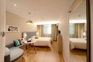 Como uma imobiliária pode me ajudar a encontrar um bom apartamento à venda?